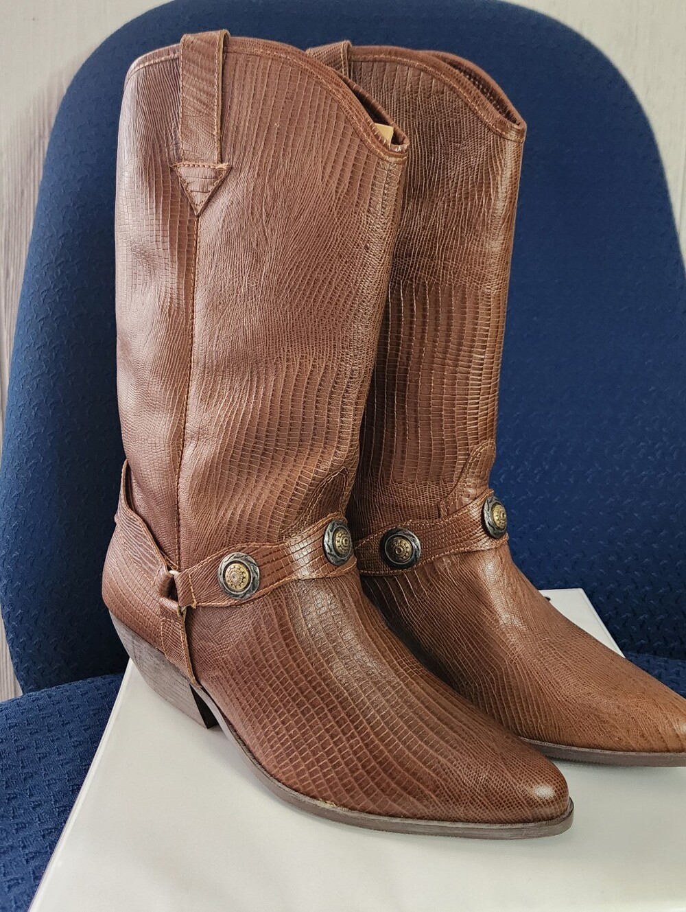Like new condition brown cowboy boots size 10 clicks